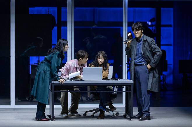 연극 ‘빅 마더’에서 여론을 조작하는 알고리즘의 배후를 추적하는 ‘뉴욕 탐사’ 기자들. 세종문화회관 제공