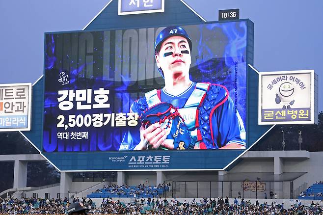 삼성 라이온즈 강민호가 1일 대구 삼성라이온즈파크에서 열린 2026 KBO리그 두산 베어스와 경기에서 2500경기 출장 기록을 세우자 전광판에 표기되고 있다. 삼성 라이온즈 제공