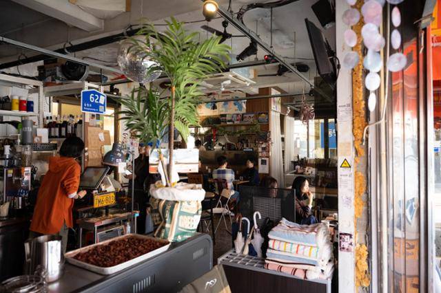 동구 동명동 물흐르듯의 주공간은 시원한 개방감이 느껴지도록 조성됐다.