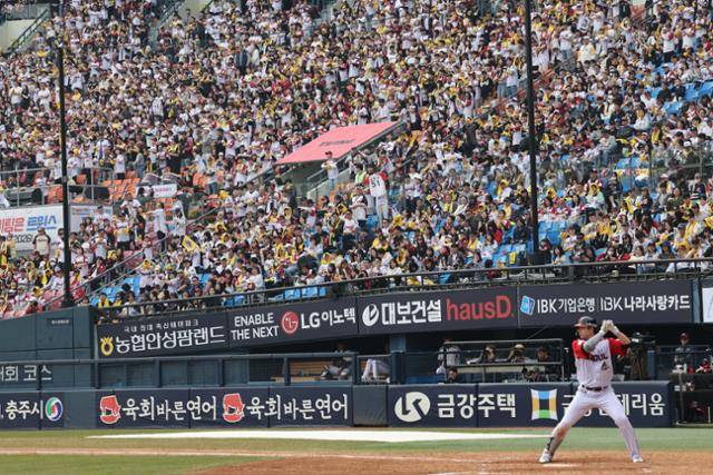 2026시즌 KBO리그가 개막한 지난달 29일 잠실구장에서 열린 LG 트윈스와 KT 위즈의 경기를 찾은 만원 관중이 응원하며 경기를 관전하고 있다. 뉴시스