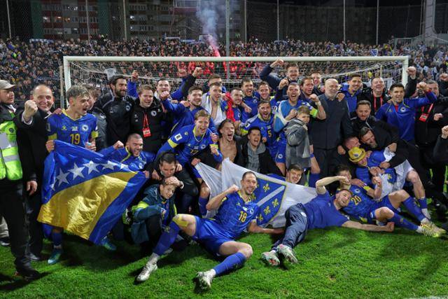 보스니아헤르체고비나 축구대표팀이 1일 보스니아헤르체고비나 제니차의 빌리노 폴리예 스타디온에서 열린 2026 북중미 월드컵 유럽축구연맹(UEFA) 플레이오프 A조 결승에서 이탈리아를 꺾은 후 환호하고 있다. 제니차=AP 뉴시스