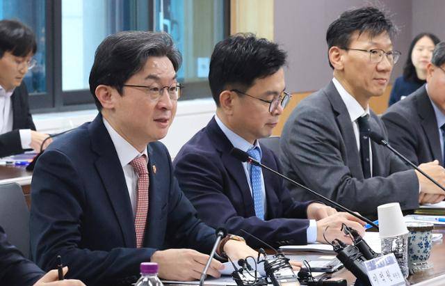 이억원(왼쪽) 금융위원회 위원장이 1일 서울 종로구 정부서울청사에서 열린 가계부채 점검회의에서 모두발언하고 있다. 뉴스1