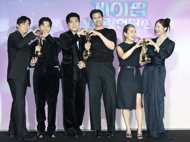 1일 서울 용산구 CGV 용산아이파크몰에서 열린 넷플릭스 영화 ‘케이팝 데몬 헌터스’ 아카데미 수상 기념 기자간담회에서 참석자들이 포즈를 취하고 있다. 왼쪽부터 프로듀싱팀 IDO 멤버 남희동·이유한·곽중규, 크리스 애플한스 감독, 매기 강 감독, 이재. 뉴스1