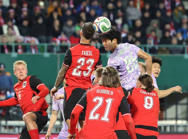 <yonhap photo-1079=""> 헤딩슛 시도하는 김태현(빈[오스트리아]=연합뉴스) 최재구 기자 = 31일(현지시간) 오스트리아 빈 에른스트 하펠 스타디움에서 열린 한국 축구 국가대표팀과 오스트리아의 평가전에서 김태현이 헤딩슛을 시도하고 있다. 2026.4.1jjaeck9@yna.co.kr/2026-04-01 05:08:23/연합뉴스</yonhap>