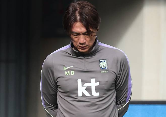 <yonhap photo-1525=""> 고심하는 홍명보 감독 (빈[오스트리아]=연합뉴스) 최재구 기자 = 오스트리아전을 하루 앞둔 30일(현지시간) 축구 국가대표팀 홍명보 감독이 경기가 열릴 에른스트 하펠 스타디움에서 훈련을 지켜보며 생각에 잠겨 있다. 2026.3.30 jjaeck9@yna.co.kr/2026-03-31 06:16:36/ 연합뉴스</yonhap>