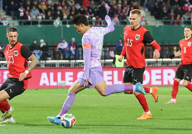 <yonhap photo-0702=""> 경기 초반 왼발슛 날리는 손흥민 (빈[오스트리아]=연합뉴스) 최재구 기자 = 31일(현지시간) 오스트리아 빈 에른스트 하펠 스타디움에서 열린 한국 축구 국가대표팀과 오스트리아의 평가전에서 손흥민이 왼발슛을 날리고 있다. 2026.4.1 jjaeck9@yna.co.kr/2026-04-01 03:57:35/ 연합뉴스</yonhap>