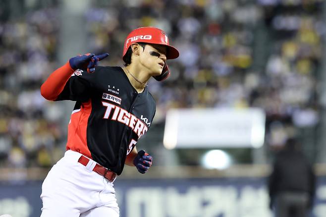 김도영이 31일 잠실 LG전에서 홈런을 쏘아올린 뒤 베이스를 돌고 있다. 사진=KIA 제공