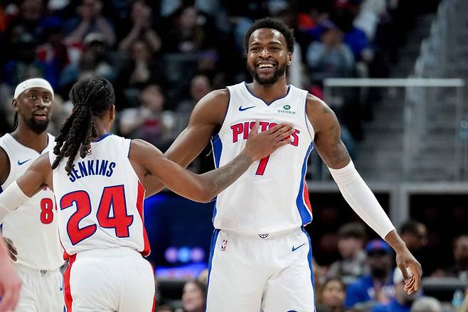 <yonhap photo-4666=""> DETROIT, MICHIGAN - MARCH 31: Daniss Jenkins #24 and Paul Reed #7 of the Detroit Pistons celebrate during the fourth quarter against the Toronto Raptors at Little Caesars Arena on March 31, 2026 in Detroit, Michigan. NOTE TO USER: User expressly acknowledges and agrees that, by downloading and or using this photograph, User is consenting to the terms and conditions of the Getty Images License Agreement. Nic Antaya/Getty Images/AFP (Photo by Nic Antaya / GETTY IMAGES NORTH AMERICA / Getty Images via AFP)/2026-04-01 12:05:16/ <저작권자 ⓒ 1980~2026 ㈜연합뉴스. 무단 전재 재배포 금지, AI 학습 및 활용 금지></yonhap>