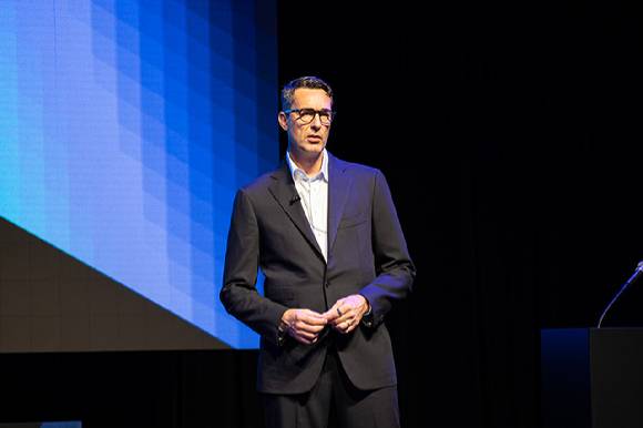 패트릭 쇠더룬드 넥슨 회장이 31일 일본에서 열린 '자본시장 브리핑(CMB)'에서 발표하고 있다. [사진=넥슨]