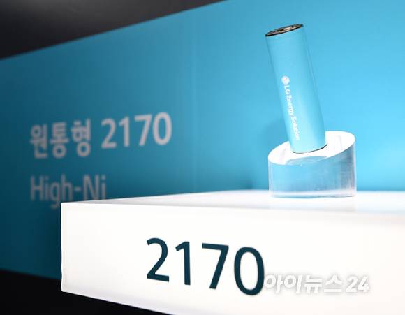 11일 서울 강남구 코엑스에서 열린 '인터배터리 2026'에서 원통형 배터리가 전시되어 있다. [사진=곽영래 기자]