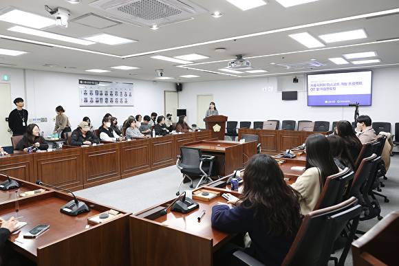 31일 경기도 시흥시의회 청사에서 경기과학기술대학교 학생들과 오리엔테이션(OT)과 의원 멘토링을 진행하고 있다. [사진=시흥시]
