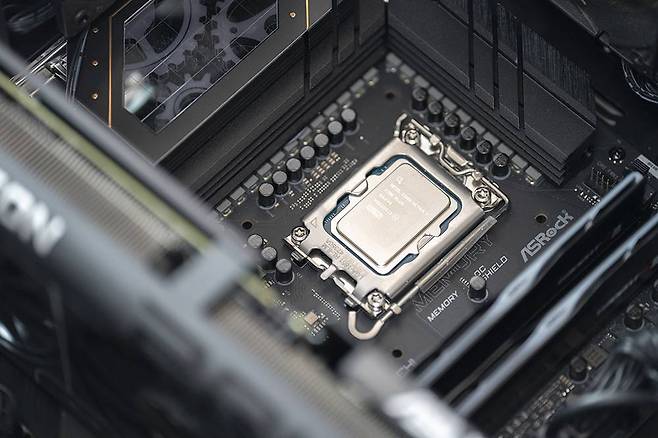 애즈락 Z890 타이치에 DDR5-7200MHz 32GB, AMD 라데온 9060 XT 16GB 장착 후 테스트를 진행했다 / 출처=IT동아