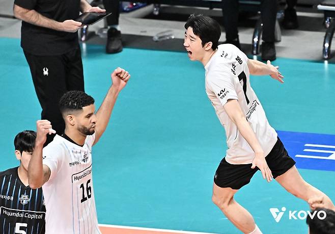 우리카드와 플레이오프 2차전에서 서브 득점 후 기뻐하는 현대캐피탈 허수봉(오른쪽). 이 여세를 몰아 현대캐피탈은 세트스코어 3-2로 역전승하고 V리그 챔피언결정전에 진출했다. [연합뉴스]