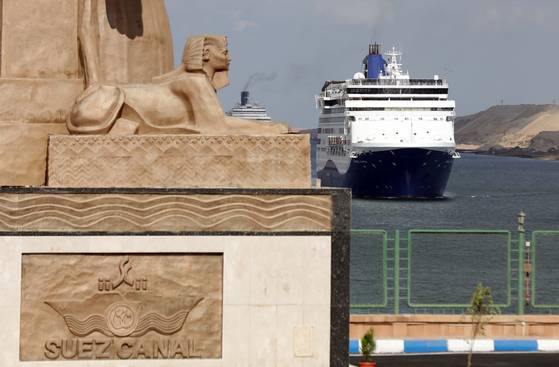 지난해 11월 선박들이 이집트 수에즈 운하를 지나고 있다. 신화=연합뉴스