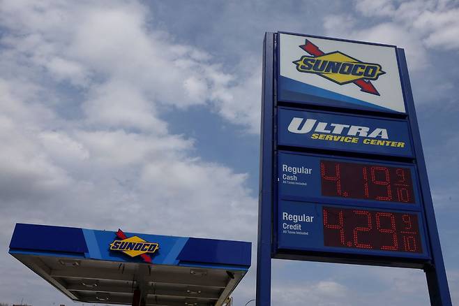 현지시간 31일, 미국 뉴욕시 브루클린 구의 한 선오코(Sunoco) 주유소에 휘발유 가격이 표시되어 있다. 로이터=연합뉴스