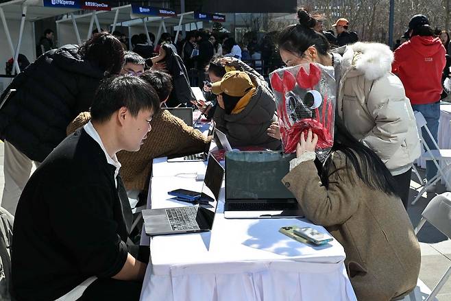 지난달 중국 베이징 바이두 본사 앞에서 열린 오픈클로 설치에 사용자들이 몰렸다. AFP=연합뉴스