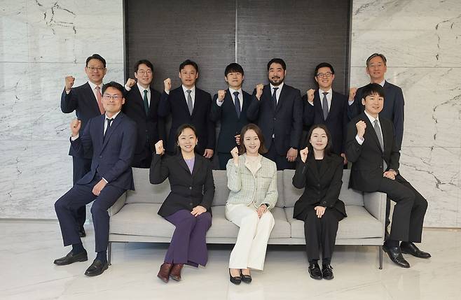 앞줄 왼쪽부터 김앤장 컴플라이언스그룹의 김기성 변호사, 신지원 변호사, 우소정 변호사, 정혜진 외국변호사, 오태욱 변호사. 뒷줄 왼쪽부터 홍용화 변호사, 전종원 변호사, 김한조 변호사, 성욱제 변호사, 김성산 외국변호사, 이강국 외국변호사, 이완형 변호사.