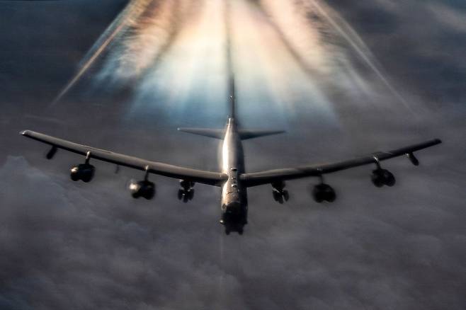 지난달 20일(현지시간) 이란 전쟁에 투입된 미 공군 B-52H 스트라토포트리스 폭격기가 KC-135 스트라토탱커기에서 공중 급유를 받기 위해 준비하고 있다. AFP=연합뉴스