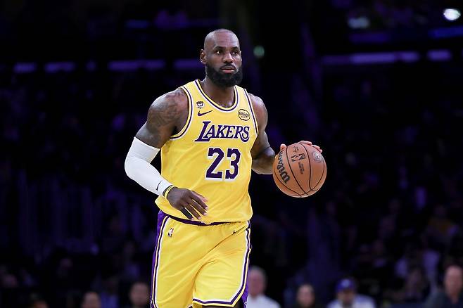 NBA 역사를 새로 쓴 르브론 제임스. AP=연합뉴스