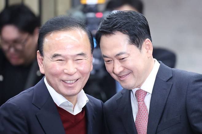 장동혁 국민의힘 대표가 3월 22일 서울 여의도 국회에서 열린 의원총회에 참석하며 박덕흠 의원과 대화를 나누고 있다. 뉴스1