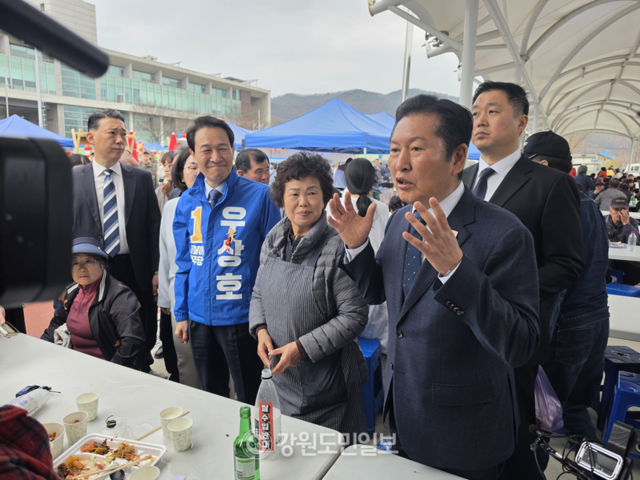▲ 정청래 더불어민주당 당대표와 우상호 강원도지사 예비후보가 1일 철원읍사무소에서 열린 철원읍 승격 95주년 기념 철원읍민체육대회 현장에서 주민들과 대화를 나누고 있다. 이정호 기자