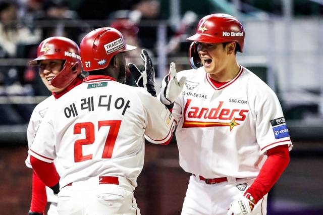 ▲ SSG 랜더스 김재환이 31일 인천SSG랜더스필드에서 열린 키움 히어로즈와 2026 신한 SOL KBO 리그 맞대결에서 7회말 스리런포를 터트린 뒤 동료들의 축하를 받고 있다. SSG 랜더스 제공