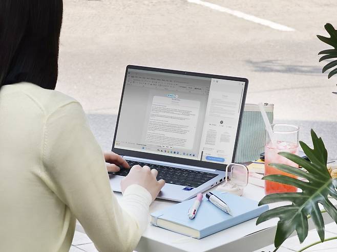 '갤럭시 북6'의 '실시간 번역' 기능으로 콘텐츠를 번역하는 모습. 사진=삼성전자 제공