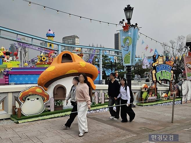 1일 오후 1시경 서울 송파구 잠실동 롯데월드에서 방문객들이 놀이공원 전역에 꾸며진 메이플스토리 IP로 가득 채워진 시즌 페스티벌을 즐기고 있다. /사진=박수빈 기자