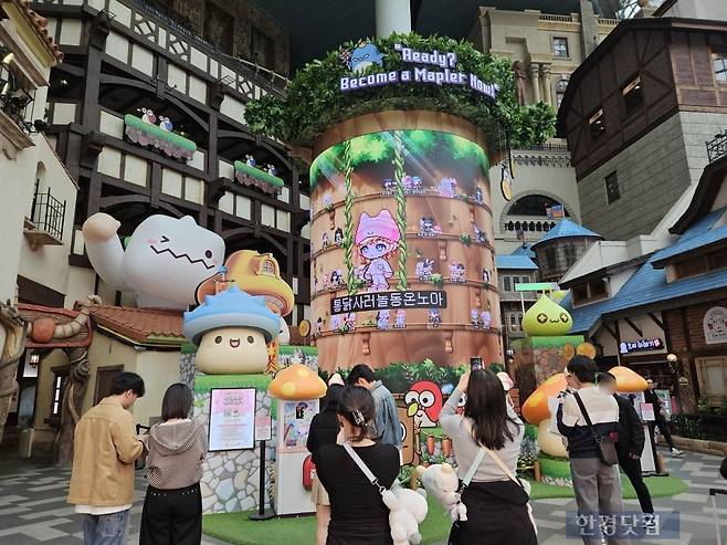 1일 오후 1시경 서울 송파구 잠실동 롯데월드에서 QR 코드를 통해 자신의 메이플스토리 캐릭터를 불러오거나 나만의 캐릭터를 꾸밀 수 있는 체험존이 운영되고 있다. /사진=박수빈 기자