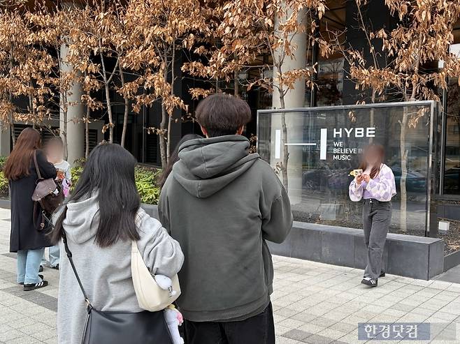 하이브 사옥 앞에서 외국인 관광객이 사진을 찍고 있다. / 사진=이수 기자