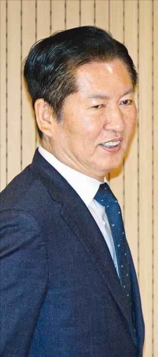 < 절로 웃음 > 정청래 더불어민주당 대표가 1일 강원 철원 새마을금고 본점에서 열린 강원 민생 현장 최고위원회의에 입장하고 있다. /뉴스1