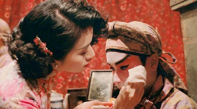 <연지구 디 오리지널 4K>에서 여화(매염방)가 진진방(장국영)의 경극 화장을 고쳐주고 있다. 와이드 릴리즈 제공