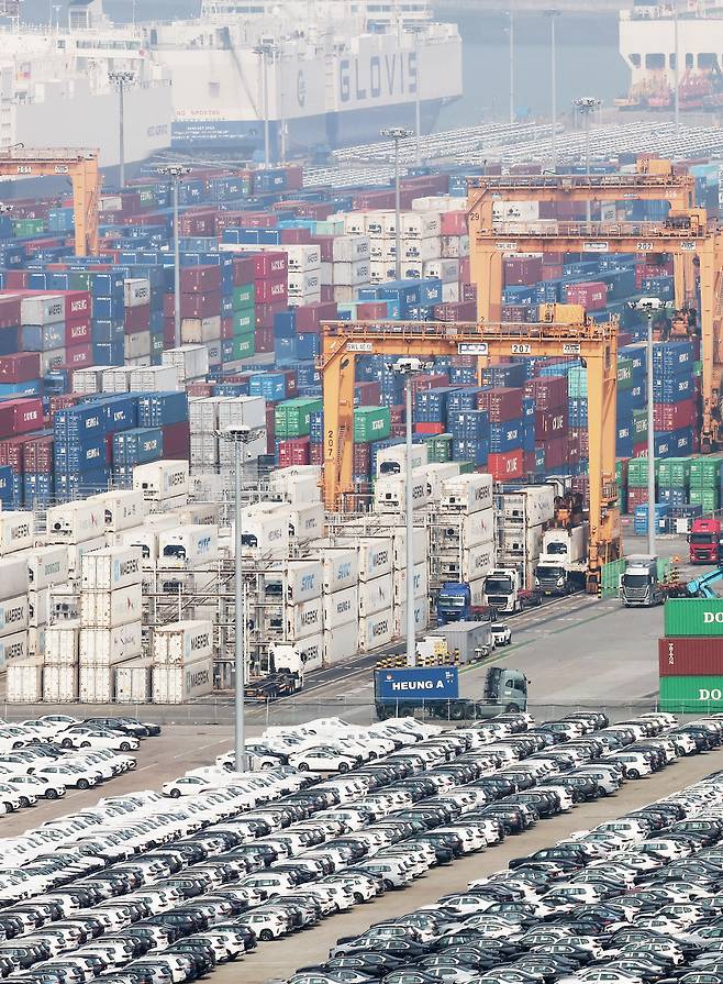 3월 수출 실적 사상 최고 1일 경기 평택항에 수출용 컨테이너와 자동차가 선적을 기다리고 있다. 올 3월 수출은 ‘슈퍼 사이클’의 반도체에 힘입어 지난해 같은 기간보다 48.3% 증가하며 사상 최대 실적을 거뒀다. 연합뉴스