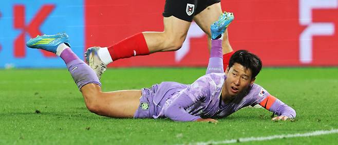 지금 넘어지면 안 되는데… 손흥민이 1일 오스트리아 빈에서 열린 오스트리아전 후반전에 슈팅이 골키퍼에게 막혀 또 득점에 실패하자 넘어진 채 아쉬워하고 있다.   빈 | 연합뉴스