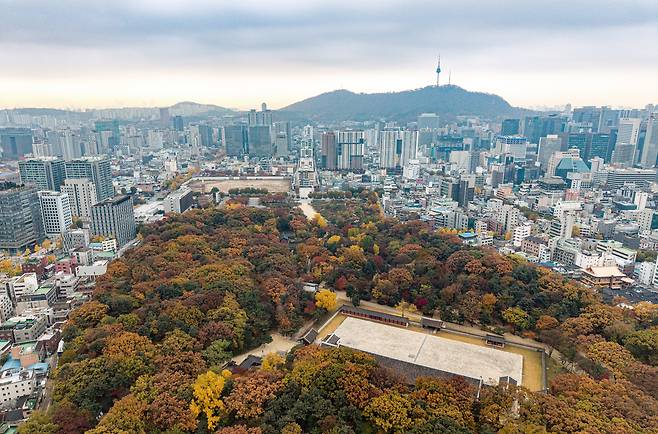 A view of Jongno District, displaying the Sewoon Plaza area and the Jongmyo Shrine [JOONGANG ILBO]