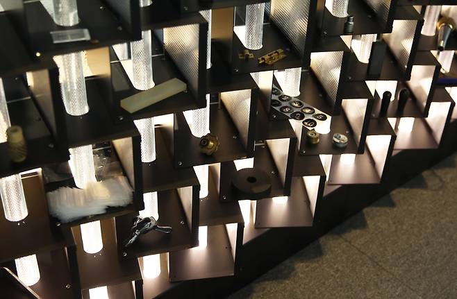 Electrical parts manufactured in Euljiro are displayed at the Sewoon Electronics Museum, located on the pedestrian overall of the Sewoon Plaza [JOONGANG ILBO]