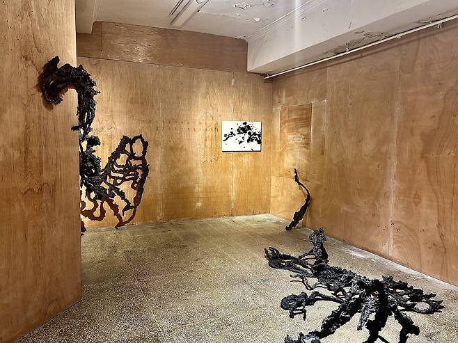 Artist Shin Jong-chan's hanji works are displayed at Sahng-up Gallery on Nov. 25. [LEE JIAN]