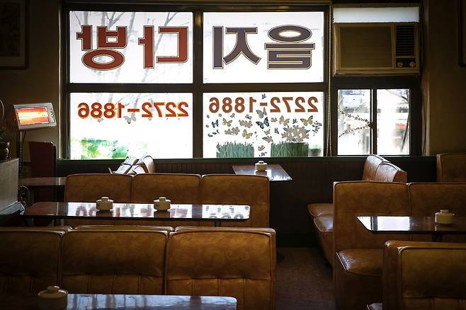 The interior of Eulji Dabang, a traditional coffeehouse that was founded in 1985 [JOONGANG ILBO]