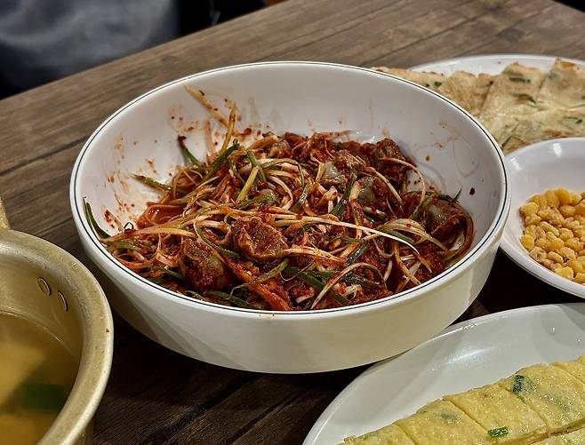 Spicy sea snails is a staple dish in Euljiro. [LEE JIAN]