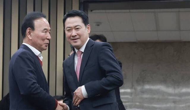 국민의힘 장동혁 대표가 지난달 22일 국회에서 열린 의원총회에 참석하며 박덕흠 의원과 대화하고 있다. 연합뉴스