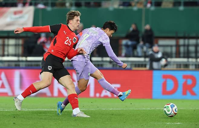 1일 오스트리아를 상대로 슈팅을 날리고 있는 손흥민. 연합뉴스