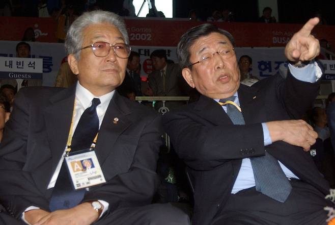 북한 장웅 전 IOC 위원이 지난달 29일 사망했다. 사진은 지난 2002년 10월 부산 아시안게임 태권도 경기가 열린 부산 구덕체육관을 찾아 김운용 전 IOC 부위원장(오른쪽)과 관전하고 있는 장웅 전 IOC 위원. 연합뉴스