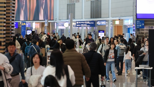 여행객으로 붐비는 인천공항. [연합뉴스]