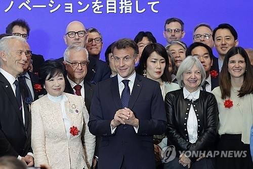 일본·프랑스 기업인들과 단체 사진 찍는 마크롱 대통령.[AFP 연합뉴스]