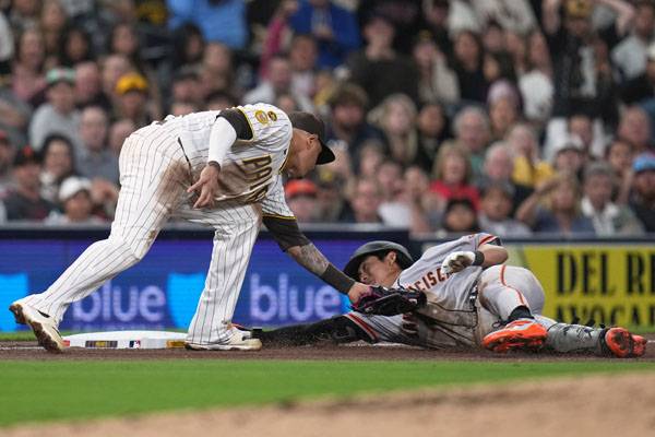 마차도는 꼼꼼한 태그로 이정후를 아웃시켰다. 사진= AP= 연합뉴스 제공