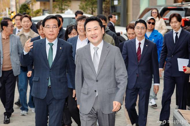 (서울=뉴스1) 김도우 기자 = 장동혁 국민의힘 대표와 송언석 원내대표 등이 부동산 시장 점검을 위해 1일 서울 마포구 한 아파트 단지 상가의 부동산으로 이동하고 있다. (공동취재)  2026.4.1/뉴스1  Copyright (C) 뉴스1. All rights reserved. 무단 전재 및 재배포,  AI학습 이용 금지. /사진=(서울=뉴스1) 김도우 기자
