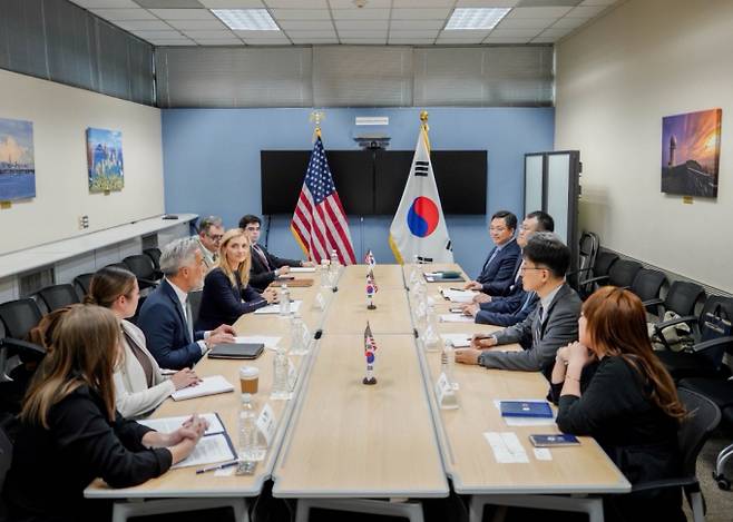 세라 로저스 미국 국무부 공공외교 담당 차관이 한국 방문해 개정 정보통신망법에 대해 논의할 예정이라고 전했다. 사진은 지난달 31일 주한미국대사관에서 한국 조선 전문가들과 원탁회의를 한 로저스 차관(왼쪽열 앞에서 세번째)의 모습. /사진=로저스 차관 SNS 캡처