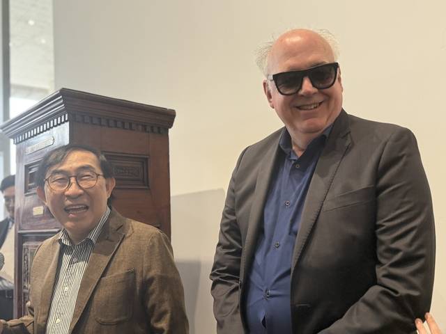 하쿠타 켄(왼쪽)과 함께 방한한 존 호프만 큐레이터. 두 사람은 백남준 에스테이트를 함께 운영하고 있다. 박동미 기자