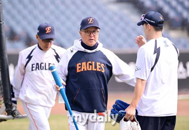 2026년 3월 29일 오후 대전 한화생명볼파크에서 열린 ‘2026 신한 SOL KBO리그' 키움 히어로즈와 한화 이글스의 경기. 경기 전 한화 김경문 감독이 선수들을 격려하고 있다./마이데일리