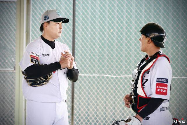 KT 위즈 한승혁(왼쪽)./KT 위즈